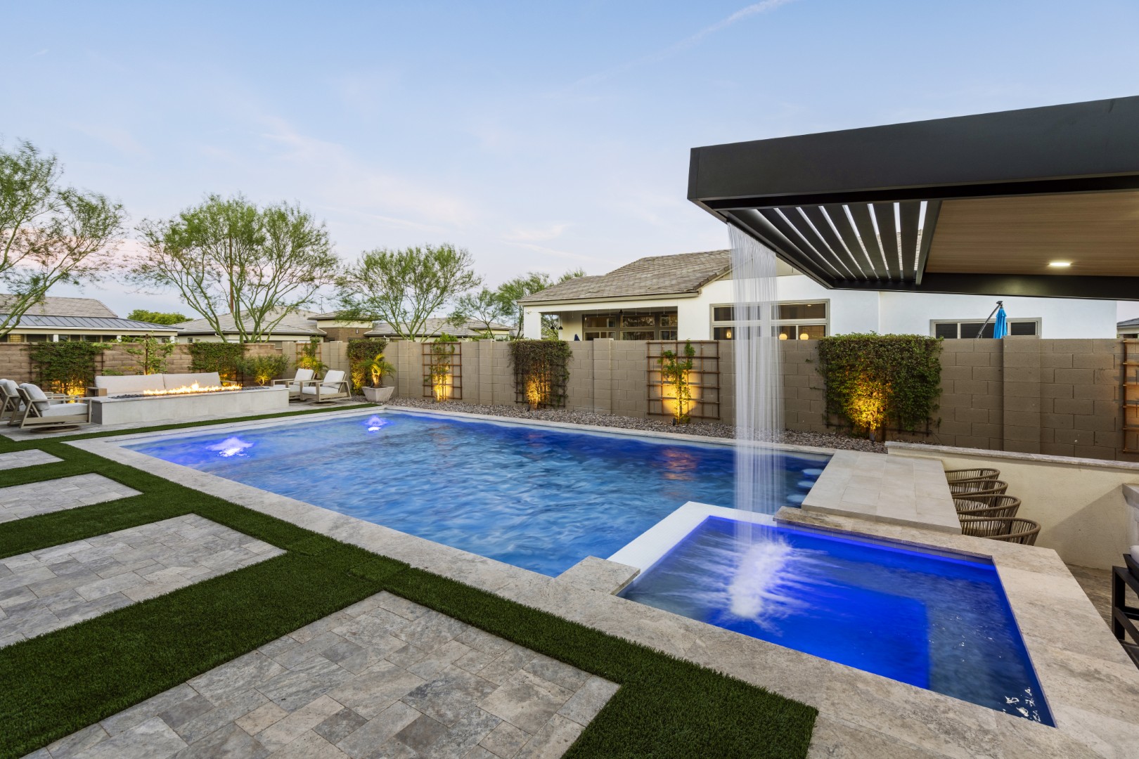 Custom pool, spa and outdoor kitchen on Mead Drive in Gilbert, AZ by Envy Pools