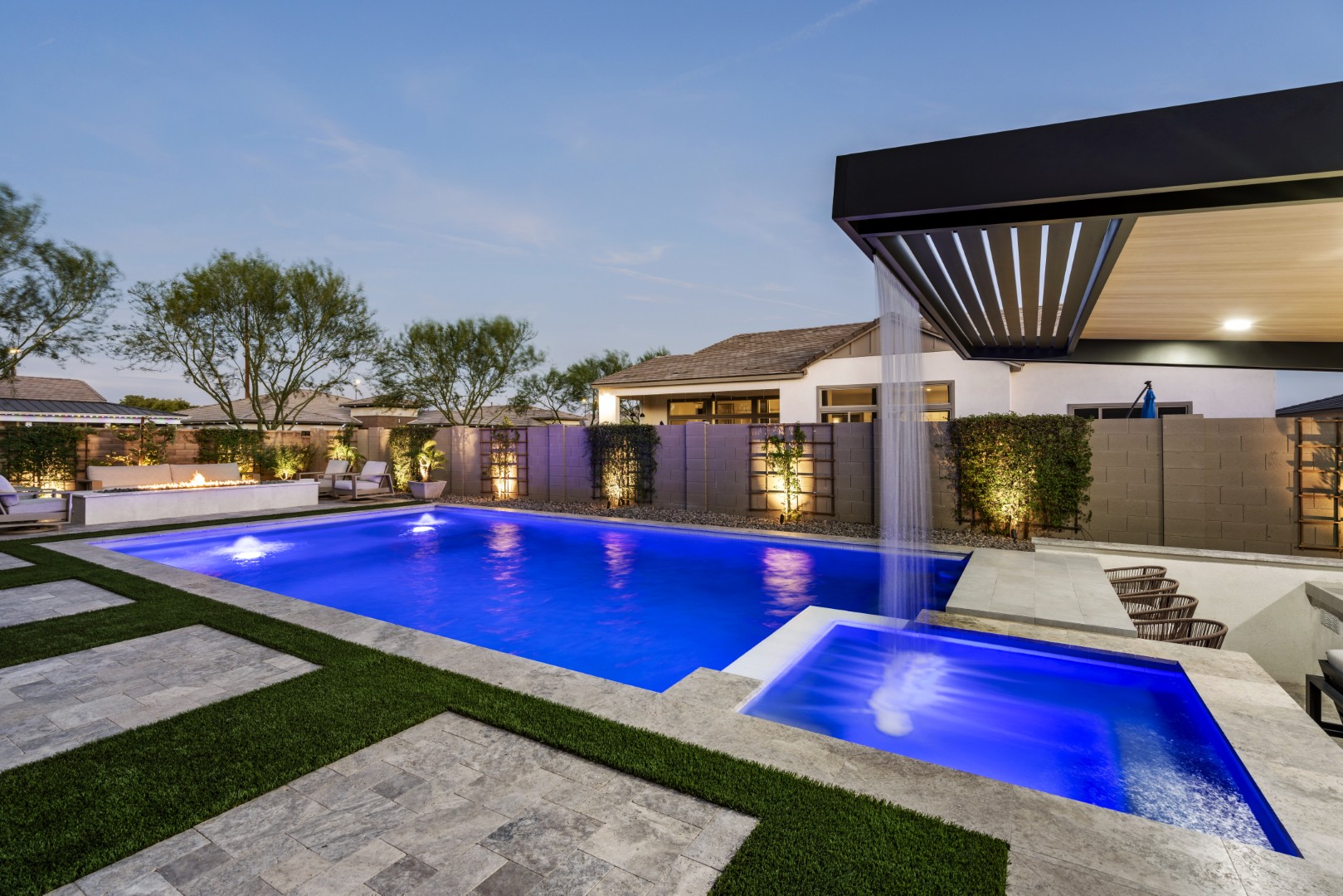 Custom pool, spa and outdoor kitchen on Mead Drive in Gilbert, AZ by Envy Pools