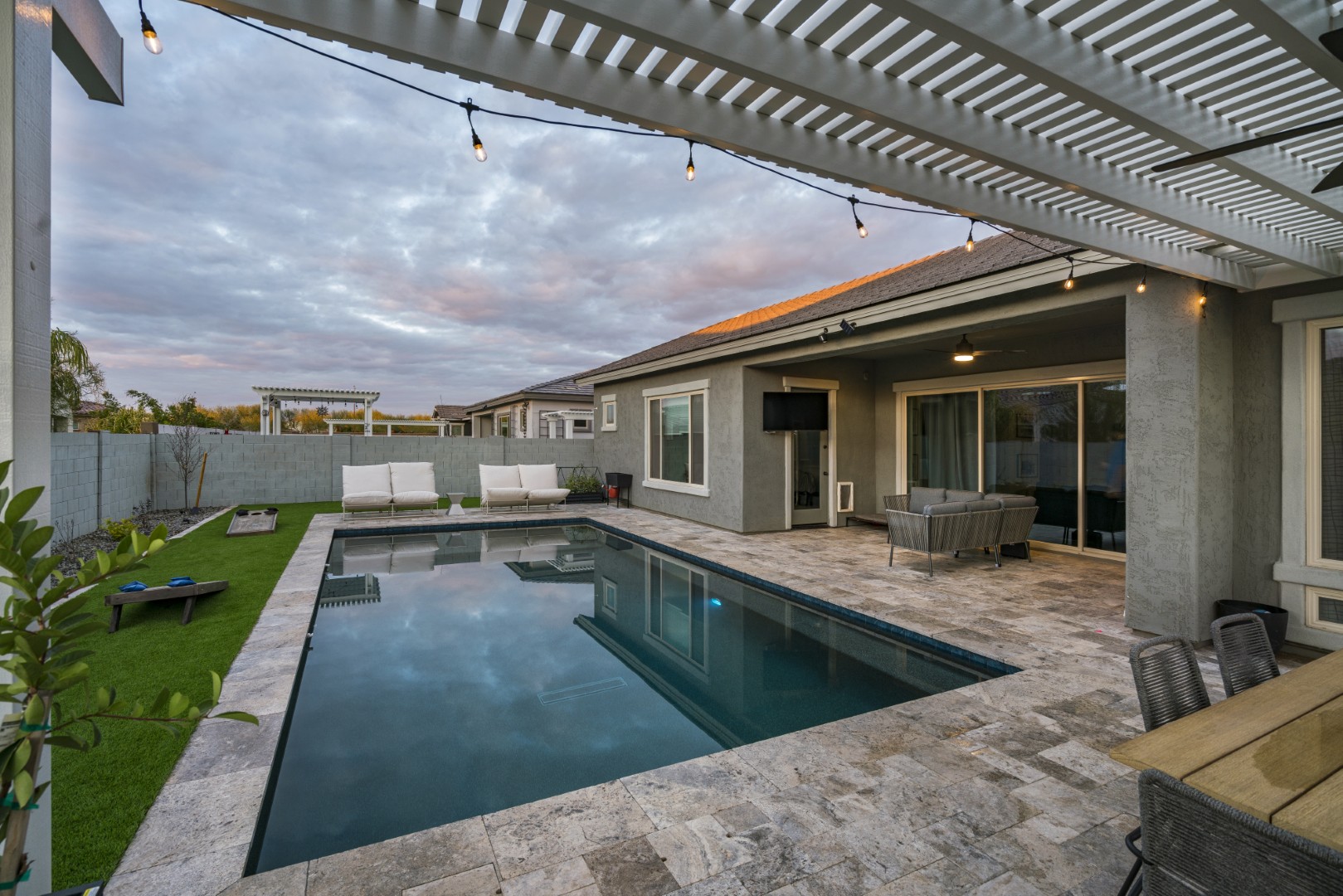 Modern rectangular pool with pergola-covered patio in Mesa, AZ by Envy Pools